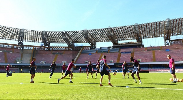 Ngay sau chiến thắng trước Napoli ở lượt trận thứ 4 vòng bảng Champions League, Man City đã ở lại sân nhà của CLB Serie A để tập luyện.