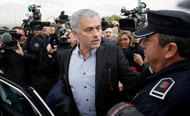 Tiết lộ từ tờ Daily Mail cho hay, Mourinho đã chấp nhận mức án phạt 3 triệu bảng.