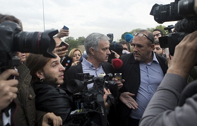 Người đặc biệt được khá nhiều phóng viên tại Madrid vây quanh.