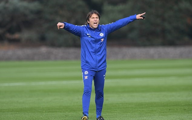 HLV Antonio Conte đã chỉ đạo các học trò tập luyện tích cực trước trận gặp Man United.