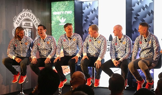 Từ trái qua: David Beckham, Gary Neville, Phil Neville, Paul Scholes, Nicky Butt và Ryan Giggs.
