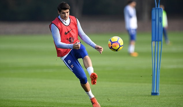Morata liên tục chỉnh thước ngắm nhằm sút tung lưới Man Utd. Anh sẽ có màn so tài đáng chờ đợi với Lukaku.