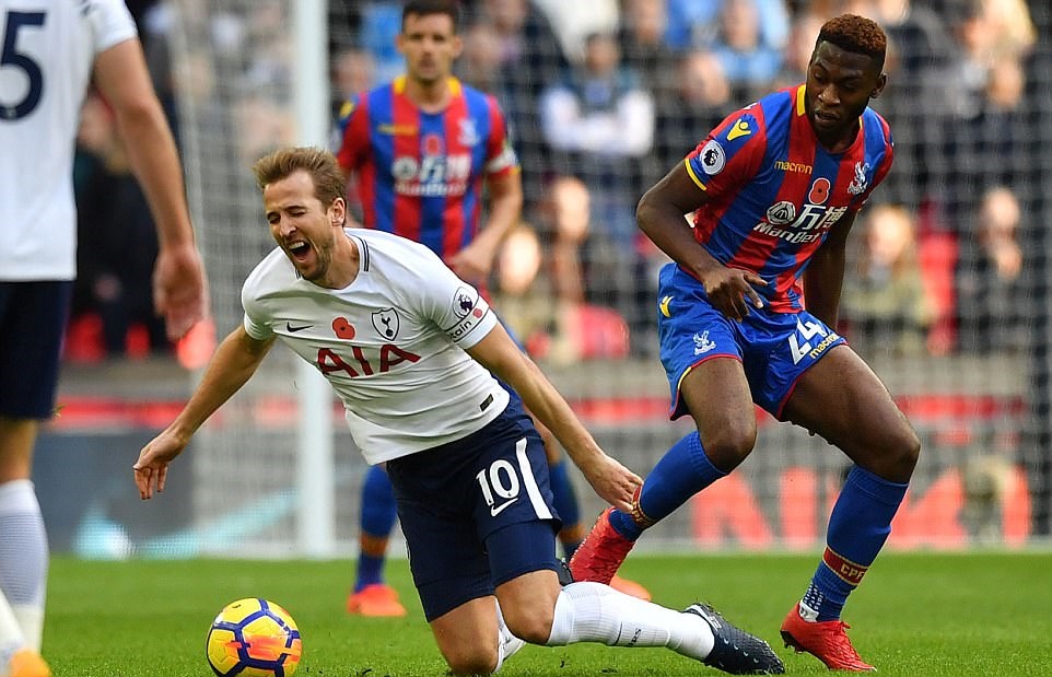 Anh liên tục bị đốn ngã và không ít lần phải nhờ tới sự trợ giúp từ các bác sỹ.