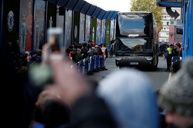 Các CĐV nồng nhiệt chào đón đội nhà tới sân Stamford Bridge.