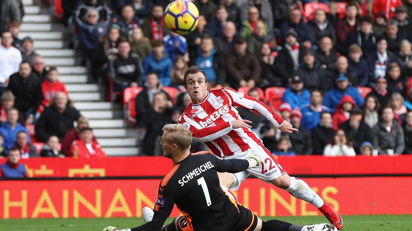 Stoke City 2-2 Leicester City: Xherdan Shaqiri trong tình huống dứt điểm khéo léo tung lưới Kasper Schmeichel.