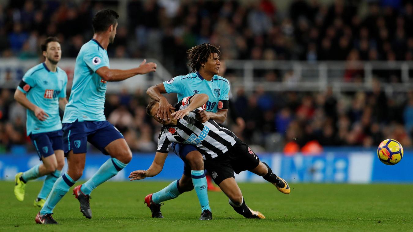 Newcastle United 0-1 AFC Bournemouth: Trước lối đá rắn, không ngại va chạm và pressing cực tốt của đội khách, Newcastle chỉ còn biết ôm hận.