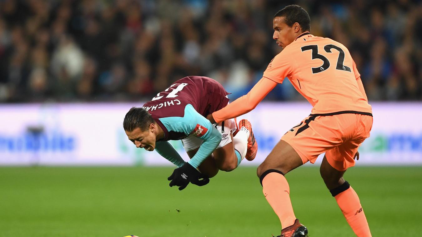 West Ham United 1-4 Liverpool: Tiền đạo Chicharito bị kèm khá chặt trong trận đối đầu với Liverpool.