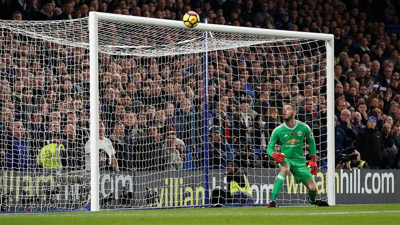 Chelsea 1-0 Manchester United: Thủ thành De Gea thi đấu rất cố gắng trận này nhưng không thể giúp Man Utd tránh khỏi thất bại. Trong đó, De Gea có pha đứng chôn chân cú đánh đầu ghi bàn của Alvaro Morata.