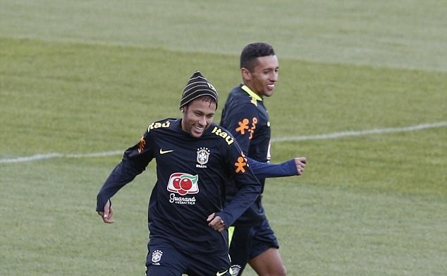 Cá nhân Neymar cười đùa khá thoải mái. Điều này cho thấy, Neymar đang thực sự tận hưởng cuộc sống bóng đá ở Paris.