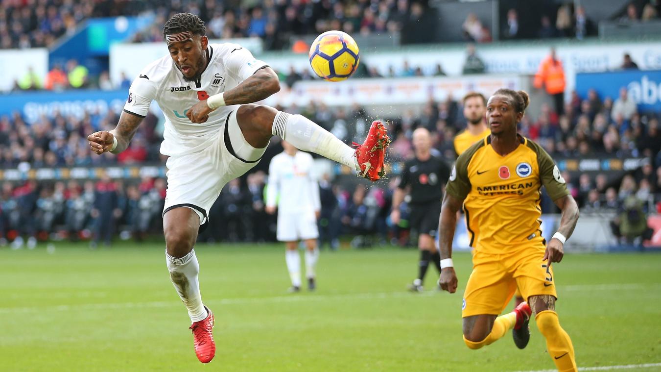 Swansea City 0-1 Brighton & Hove Albion: Tiền vệ Leroy Fer của Swansea trong một nỗ lực kiểm soát bóng trên không.