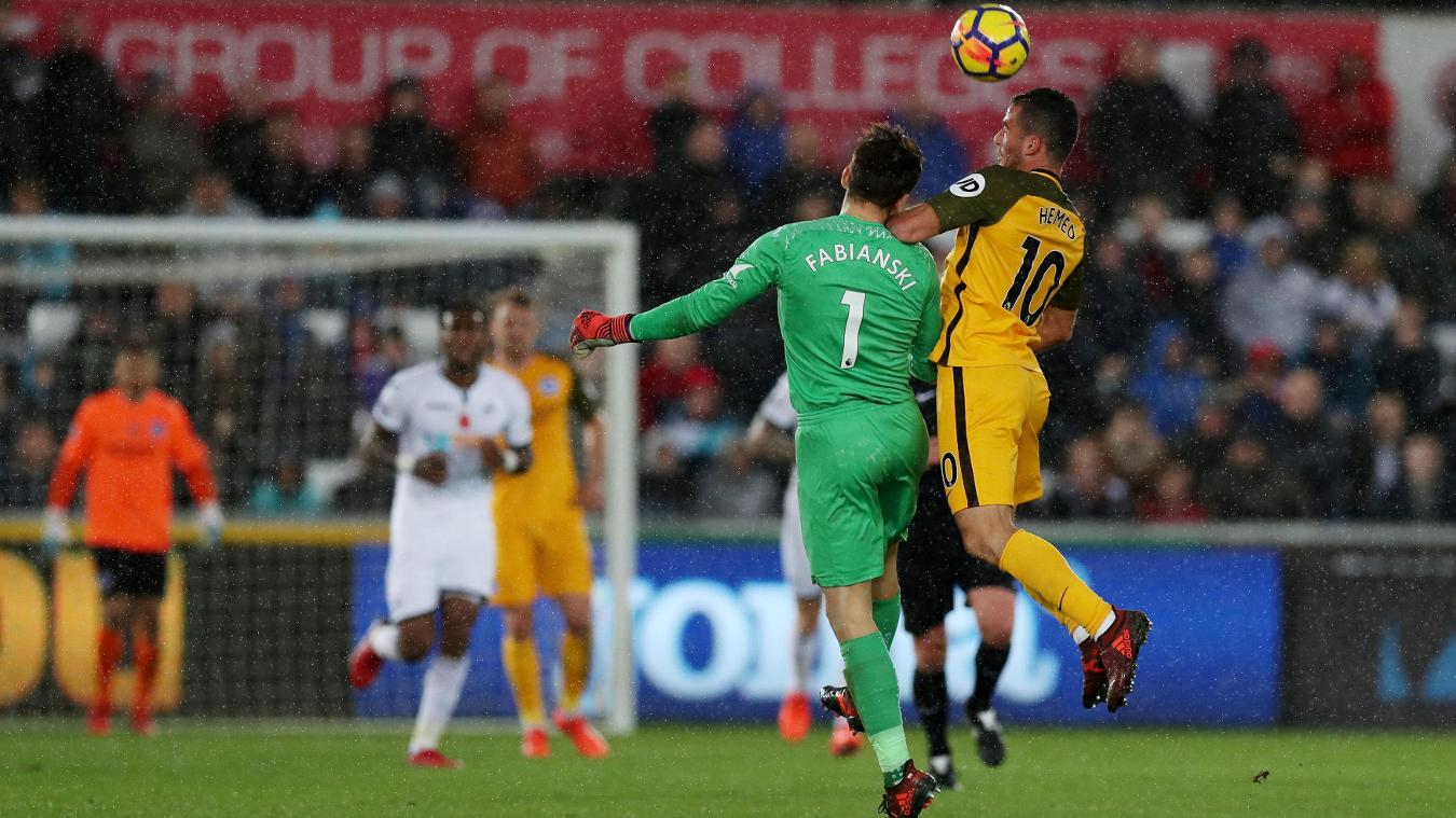 Swansea City 0-1 Brighton & Hove Albion: Thủ thành Lukasz Fabianski đã làm hết sức mình để ngăn chặn pha lên bóng của đội khách tân binh.