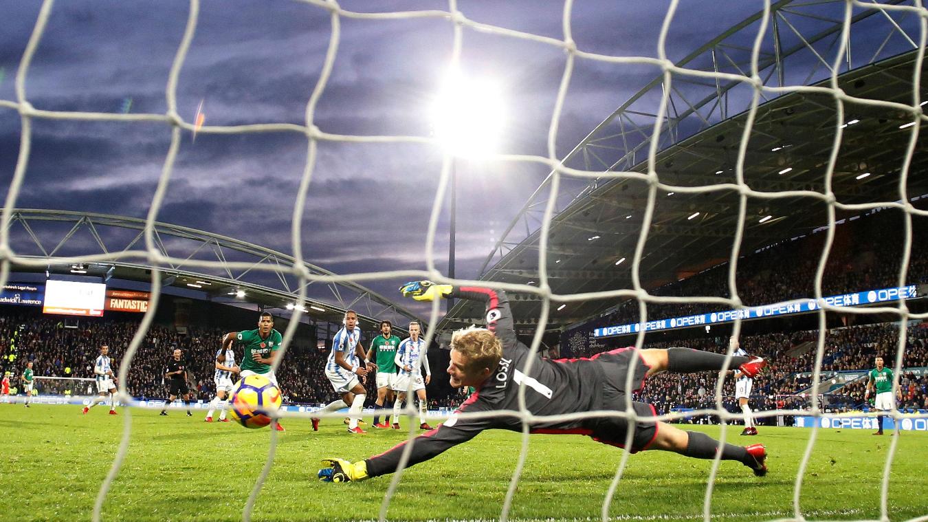 Huddersfield Town 1-0 West Bromwich Albion: Bàn thắng duy nhất của Jonas Lossl là đủ để Huddersfield đả bại West Brom ngay trên sân đối phương.