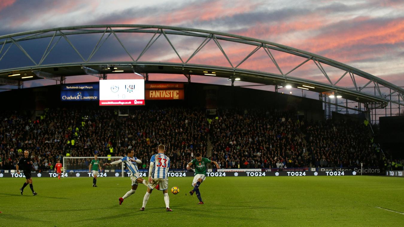 Huddersfield Town 1-0 West Bromwich Albion: Trái với quanh cảnh sân St Mary's Stadium, bầu trời tại John Smith ửng hồng khá bắt mắt.