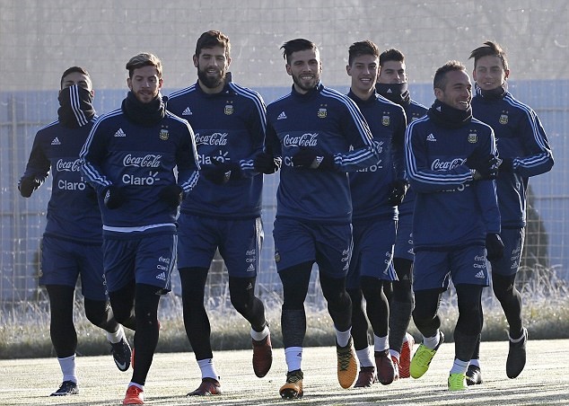 So với ngày đầu lạnh lẽo, bầu không khí ở buổi tập thứ 2 của Argentina tốt hơn rất nhiều.