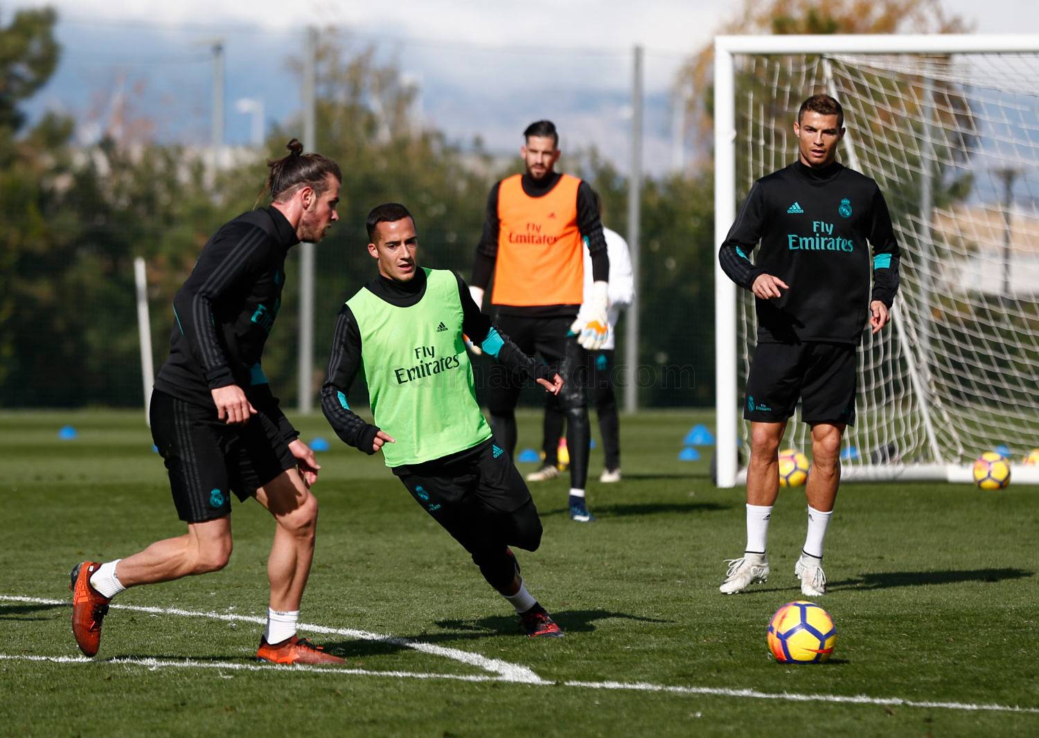 Trong khi đó, Ronaldo được nghỉ xả hơi khi tuyển Bồ Đào Nha đã đoạt vé dự World Cup.