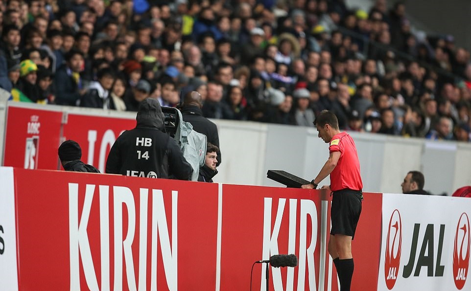 Công nghệ VAR được thử nghiệm ở các trận cầu giao hữu cấp ĐTQG tiền World Cup và trong trận đấu giữa Brazil và Nhật Bản, các trọng tài đã được dịp áp dụng.