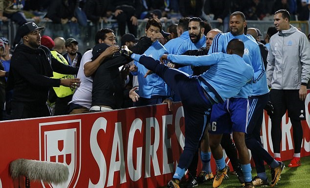 Trước đó, Evra cũng bị UEFA cấm thi đấu tới tận tháng 06/2018 sau cú đá vào đầu CĐV.