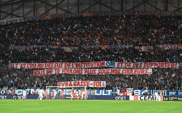 CĐV Marseille cũng giăng biểu ngữ chỉ trích Evra. Tạm dịch: "Mày nghĩ mày to hơn CLB, to hơn fan bọn tao à? Bọn tao không muốn thấy mày trong màu áo Marseille nữa. Hãy cút khỏi đây Evra."