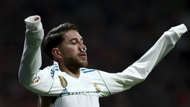 Ramos còn phải tiếp tục với 2 cục bông băng ngăn máu chảy ở mũi.