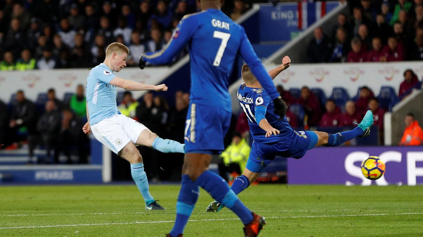 Leicester City 0-2 Man City: Tuy nhiên với phong độ đang lên của Kevin de Bruyne, hàng thủ Leicester City chỉ còn biết chịu trận.