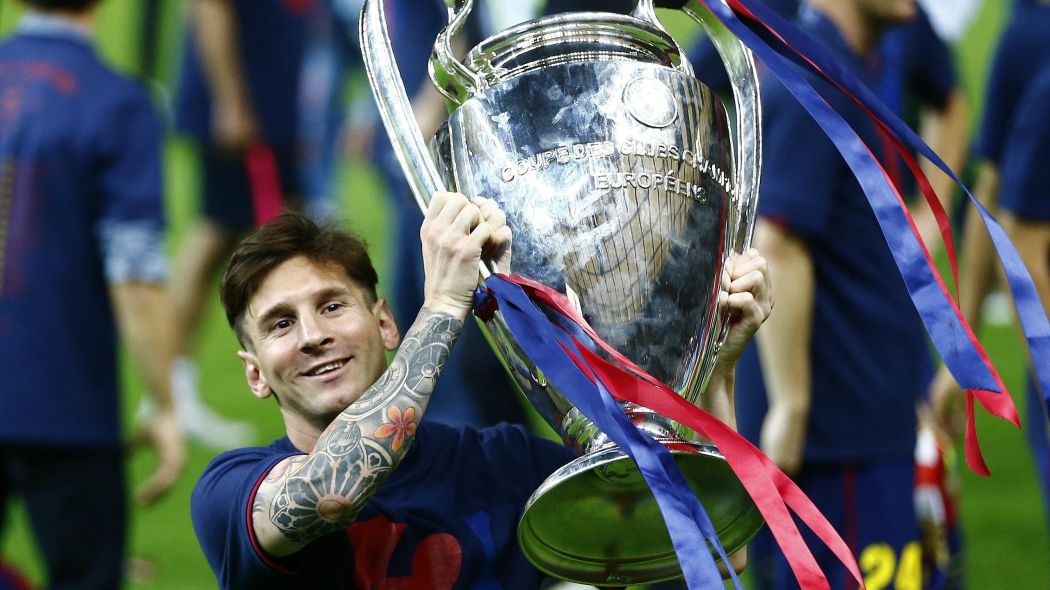 Tiền đạo Lionel Messi - 8 lần lọt vào ĐHTB của năm: Messi kém hơn Ronaldo số lần lọt vào ĐHTB nhưng anh đã có 5 lần đoạt QBV và ngang bằng với Ronaldo ở thành tích chiếc giày vàng châu Âu. Cả Ronaldo và Messi đều được xem là 2 cầu thủ vĩ đại nhất lịch sử làng túc cầu.