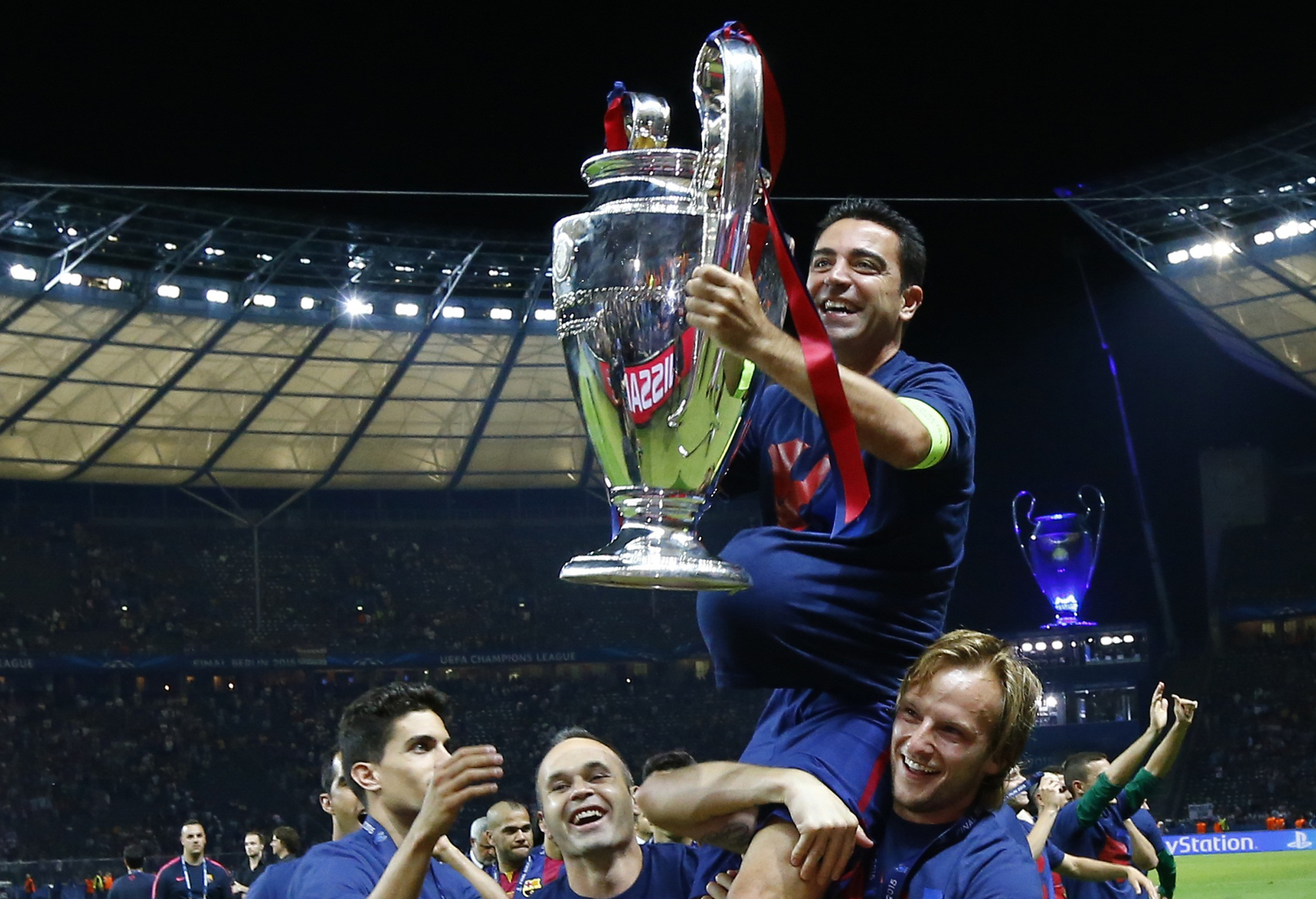 Tiền vệ Xavi Hernandez - 5 lần lọt vào ĐHTB của năm: Xavi chính là bộ não của đội bóng được mệnh danh là Dream Team dưới thời Pep Guardiola. Xavi đã thi đấu cạnh những ngôi sao xuất sắc nhất thế giới như Rivaldo, Ronaldinho và sau này là Lionel Messi.