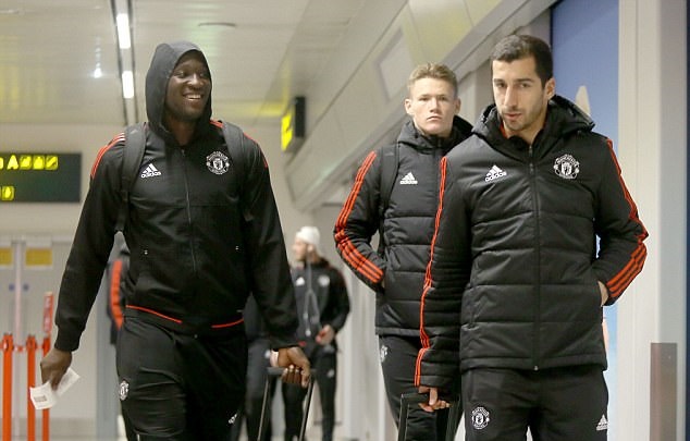 Trong khi Romelu Lukaku khá tươi tắn thì Mkhitaryan có lý do để lo lắng. Cầu thủ này vừa phải ngồi dự bị ở trận thắng Newcastle 4-1.