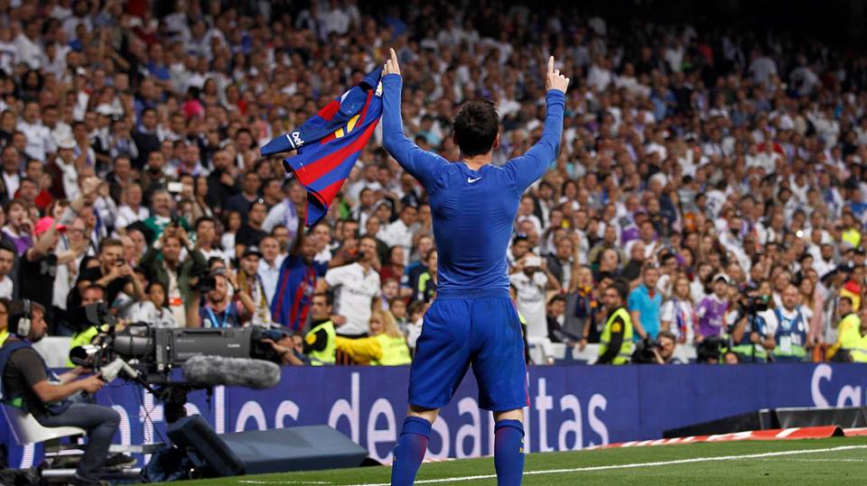 Hình ảnh giơ áo ăn mừng nổi tiếng của Messi khi ghi bàn vào lưới Real Madrid.