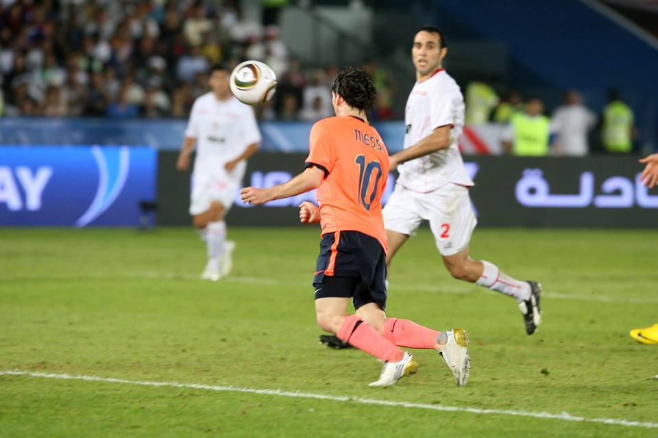 Pha lập công bằng ngực giúp Barcelona vô địch FIFA Club World Cup 2009.