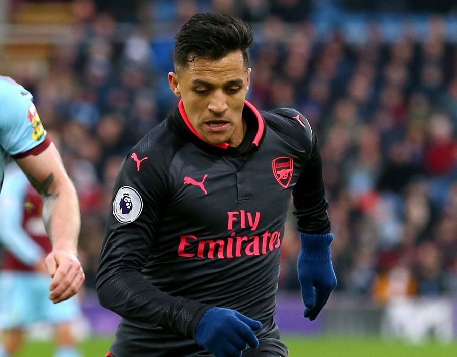 Sanchez luôn gây ra khó khăn cho Burnley.