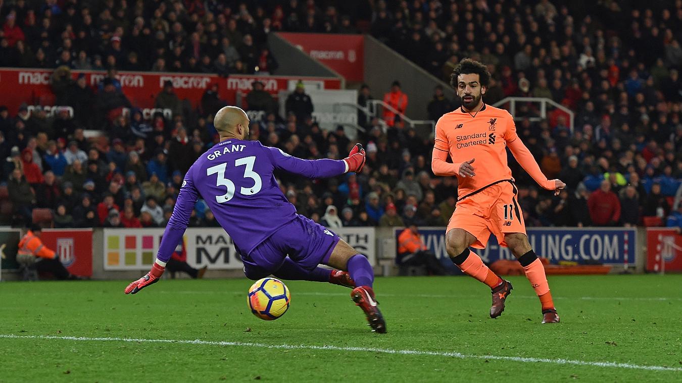 Stoke City 0-3 Liverpool: Mohamed Salah xứng đáng là cầu thủ quan trọng bậc nhất của Liverpool. Vào sân chỉ sau 10 phút, Salah ghi ngay cú đúp. Tính tới thời điểm này, Salah đã in dấu giày trong 14 bàn thắng sau 14 trận ra sân cho Liverpool ở Premier League. Khá ấn tượng.