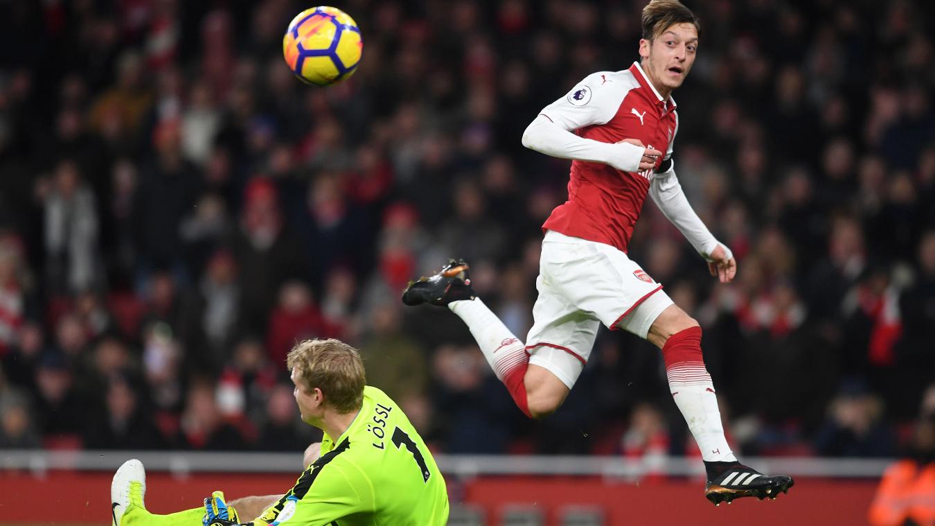 Arsenal 5-0 Huddersfield: Với 1 bàn thắng và 2 pha kiến tạo ở trận gặp Huddersfield, Mesut Ozil lần đầu tiên trong sự nghiệp in dấu giày ở 3 bàn thắng trong 1 trận đấu tại Premier League.