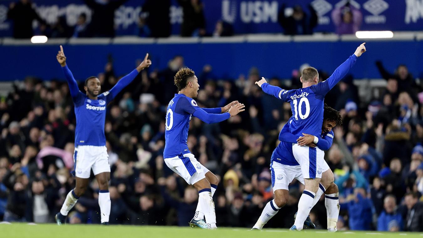 Everton 4-0 West Ham: Pha lập công từ giữa sân hạ West Ham của Wayne Rooney là bàn thắng có khoảng cách xa nhất Premier League kể từ sau khi Charlie Adam sút tung lưới Chelsea vào tháng 4/2015.
