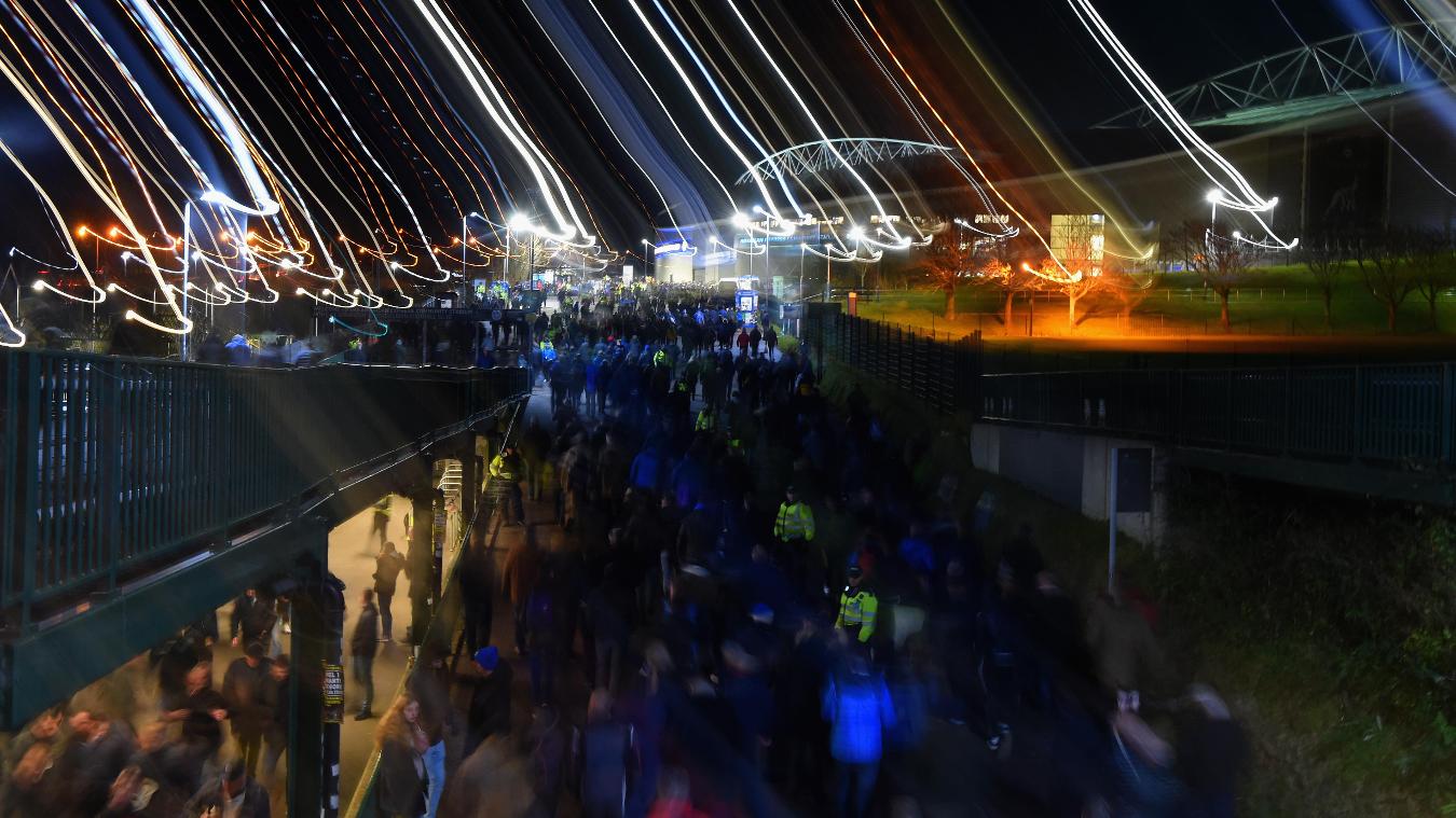 Brighton 0-0 Crystal Palace: Hình ảnh khá ảo diệu khi CĐV xếp hàng dài tiến vào sân Amex Stadium trước trận.