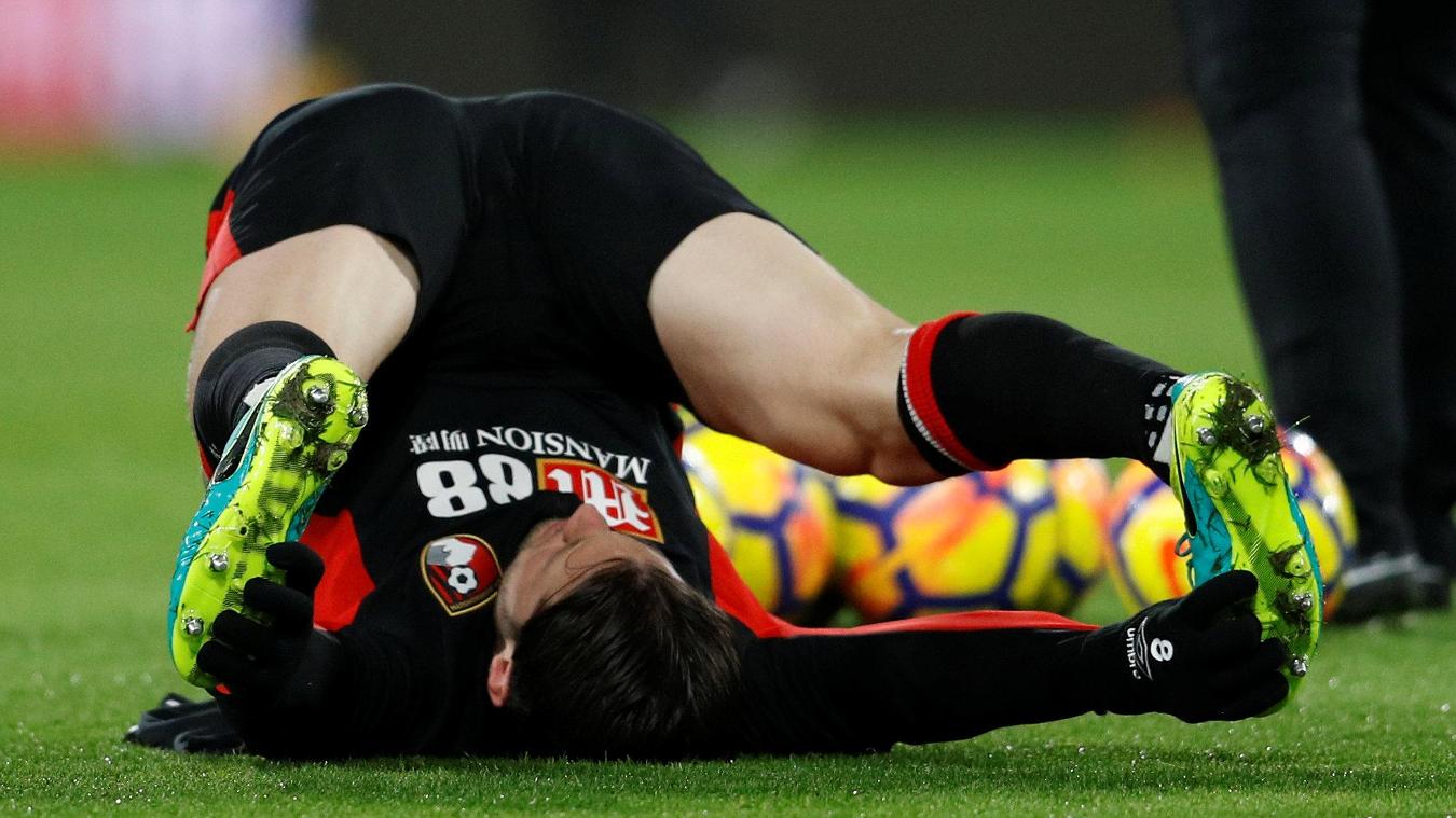 AFC Bournemouth 1-2 Burnley: Cầu thủ Bournemouth ngã lăn quay sau một pha tranh chấp.