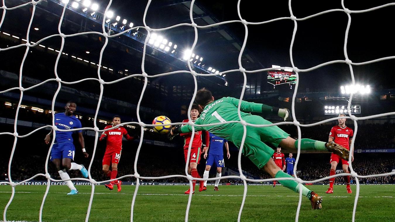 Chelsea 1-0 Swansea City: Alvaro Morata suýt ghi bàn cho Chelsea ở tình hướng dứt điểm này.