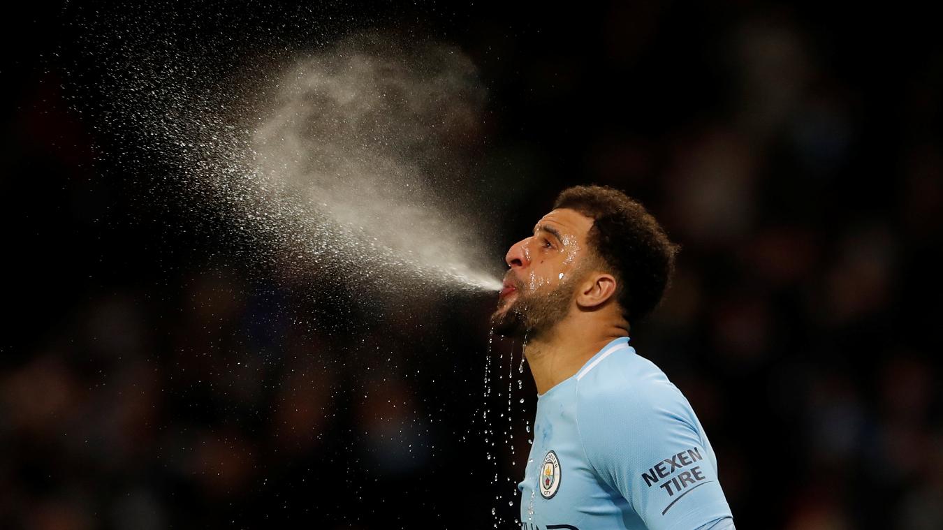 Man City 2-1 Southampton: Hình ảnh Kyle Walker phun mưa sau khi uống một ngụm nước.