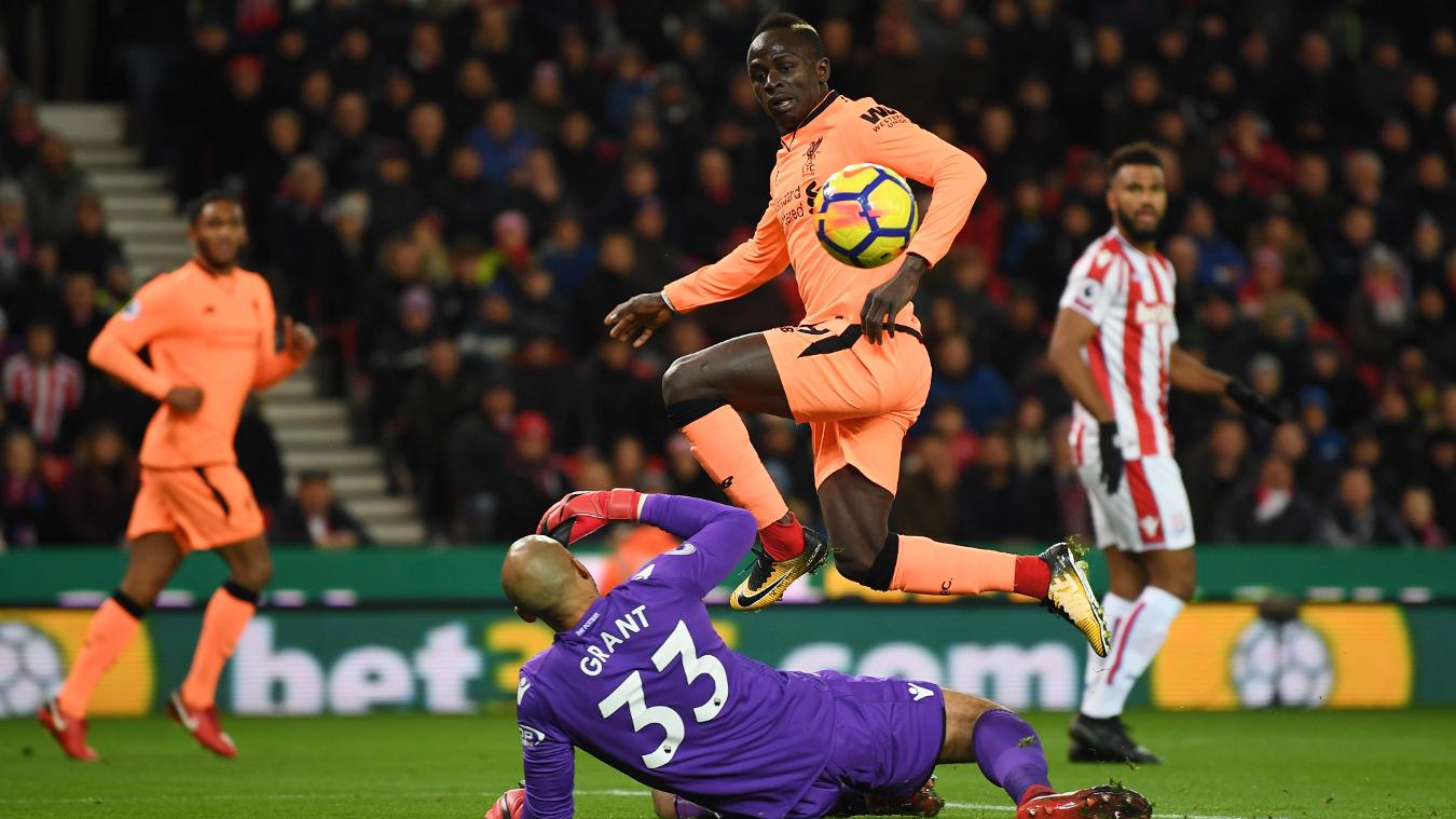 Stoke City 0-3 Liverpool: Sadio Mane trong tình huống cố gắng vượt qua sự truy cản của rừng hậu vệ và thủ môn Stoke City.