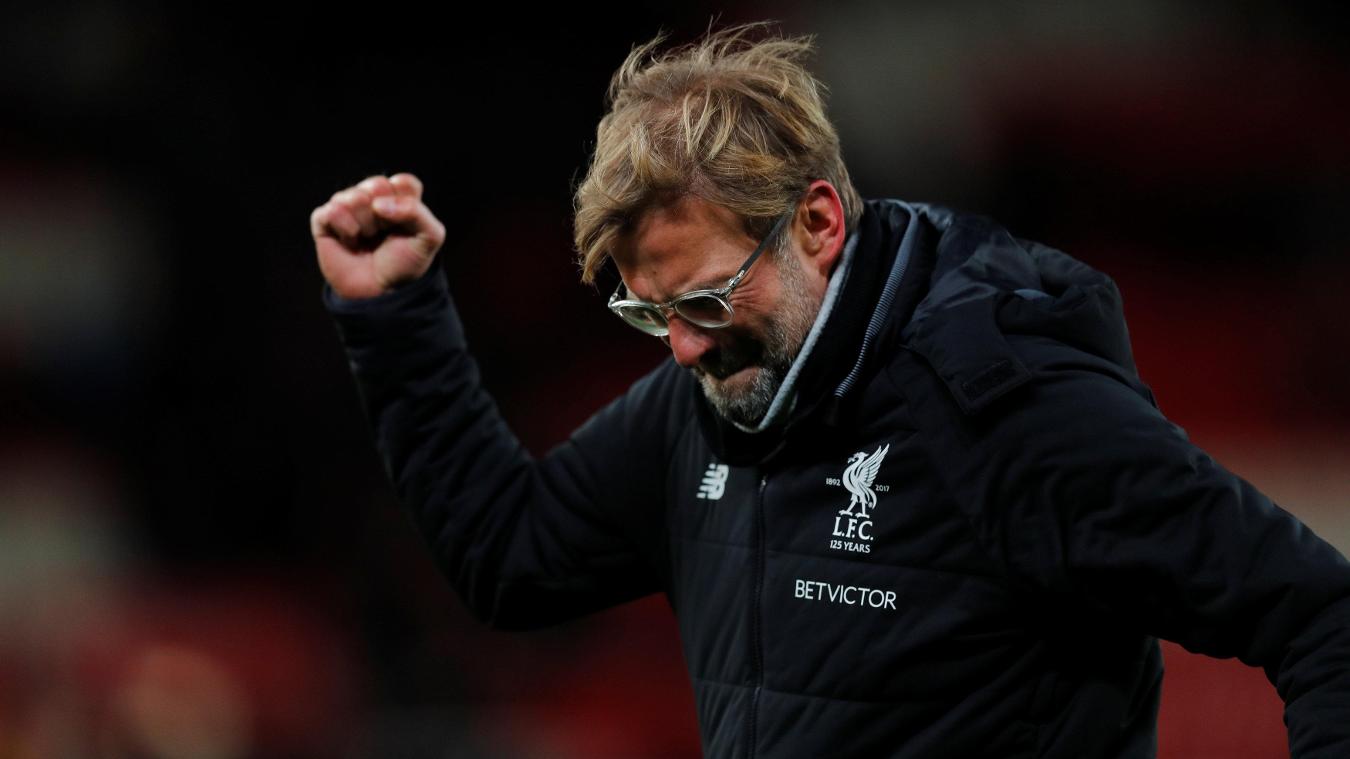 Stoke City 0-3 Liverpool: HLV Jurgen Klopp không thể vui mừng hơn khi chứng kiến các học trò hủy diệt đối thủ khó nhằn, Stoke City. Trong đó, Mohamed Salah lập cú đúp dù vào sân từ băng ghế dự bị.