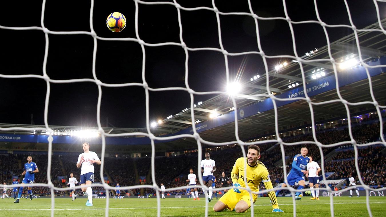 Leicester City 2-1 Spurs: Thủ thành Hugo Lloris hoàn toàn bất lực trước cú dứt điểm của Jamie Vardy.