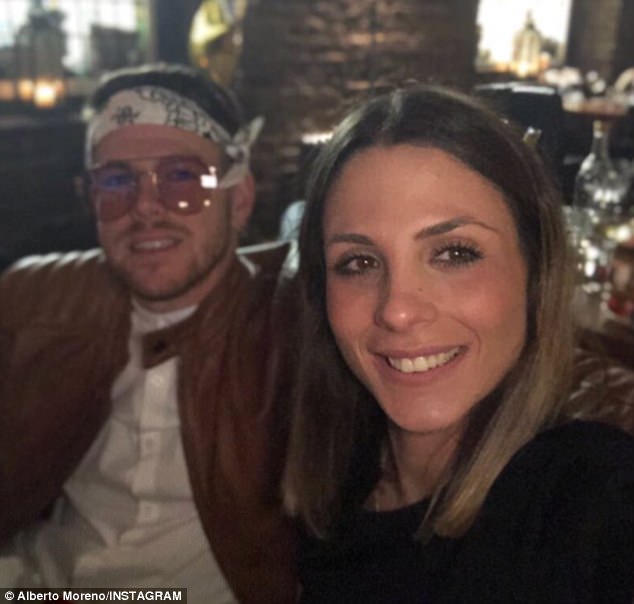 Moreno ăn mặc khá thời thượng bên cạnh bạn gái.