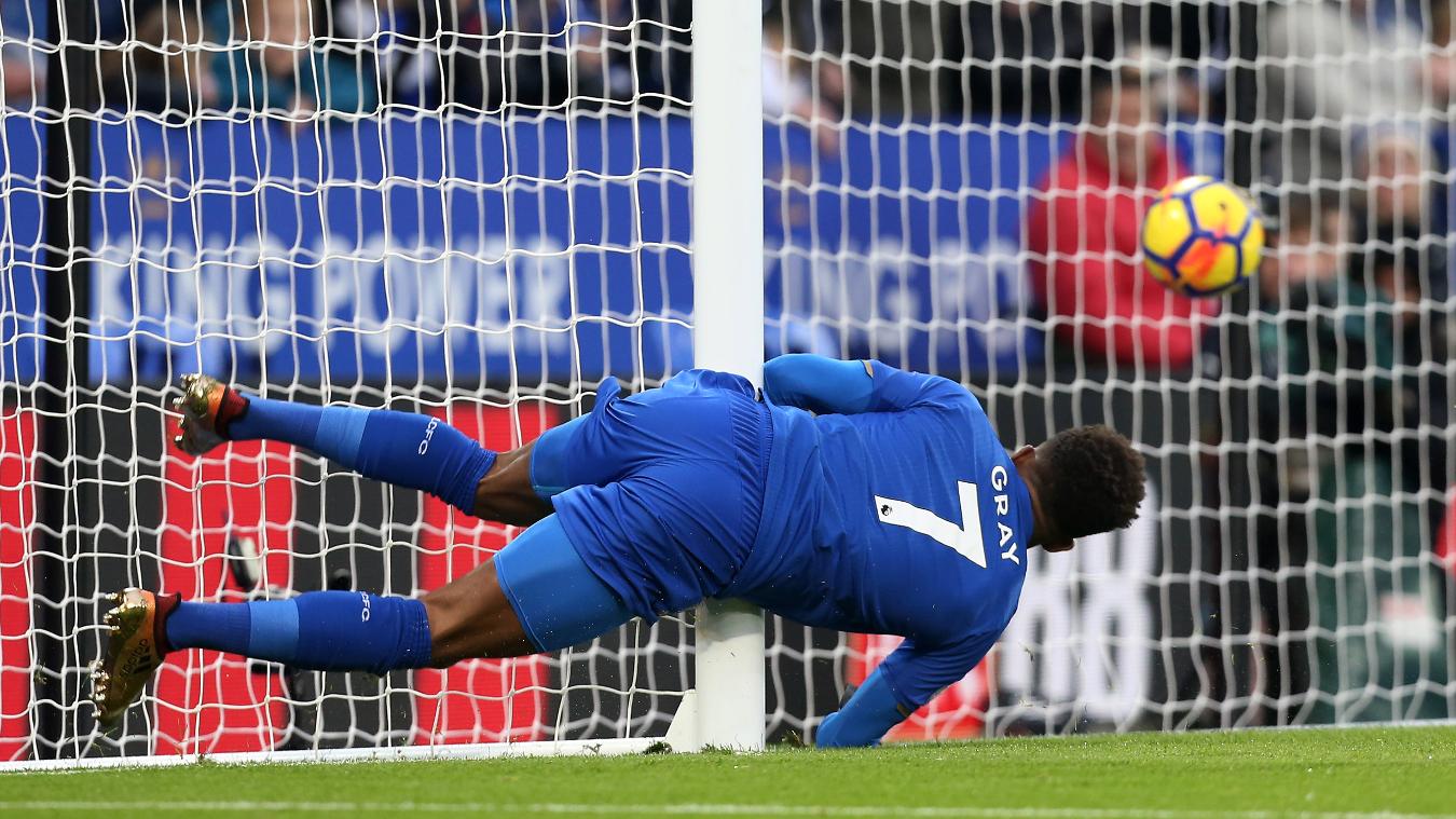 Leicester City 1-0 Burnley: Demarai Gray đã ghi được 2 bàn thắng sau 14 trận ra sân ở Premier League mùa này, gấp đôi số pha lập công trong 30 trận mà Gray góp mặt ở mùa giải năm ngoái.
