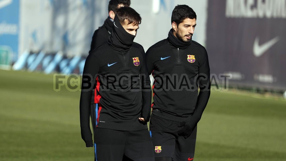 Sau 14 vòng đấu, Barca vẫn chễm chệ trên ngôi đầu với cách biệt 5 điểm so với Valencia và 8 điểm so với Real Madrid.