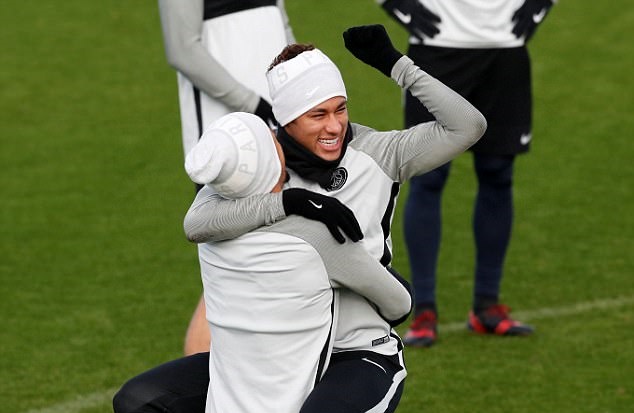 Neymar liên tục pha trò khuấy động buổi tập.