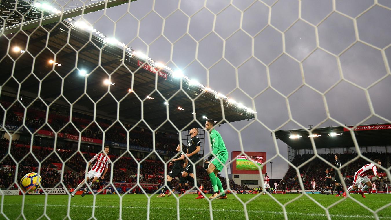 Stoke City 2-1 Swansea City: Xherdan Shaqiri cũng đang đạt phong độ tốt khi ghi 4 bàn, đóng góp 5 pha kiến tạo trong 11 trận gần nhất ở Premier League cho Stoke City.