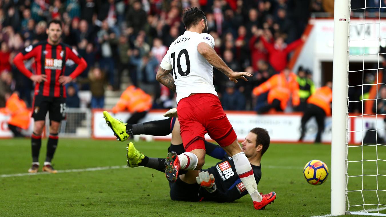 AFC Bournemouth 1-1 Southampton: Charlie Austin đang là linh hồn trong lối chơi của Southampton khi ghi được 7 bàn thắng trong 10 trận gần nhất ở Premier League, bao gồm 3 pha lập công ở 2 trận đấu vừa qua.