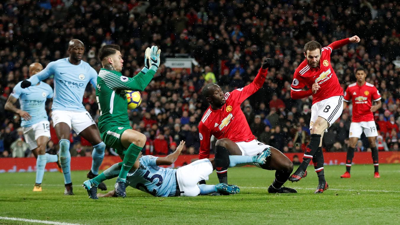 Man Utd 1-2 Man City: Trong khi đó, hết Romelu Lukaku rồi Juan Mata đều không thể khuất phục được thủ thành Moraes Ederson, qua đó chấp nhận thất bại trước Man City. Trận thua khiến Man United để đại kình địch bỏ xa tới 11 điểm trong cuộc đua đến ngôi vô địch Premier League.