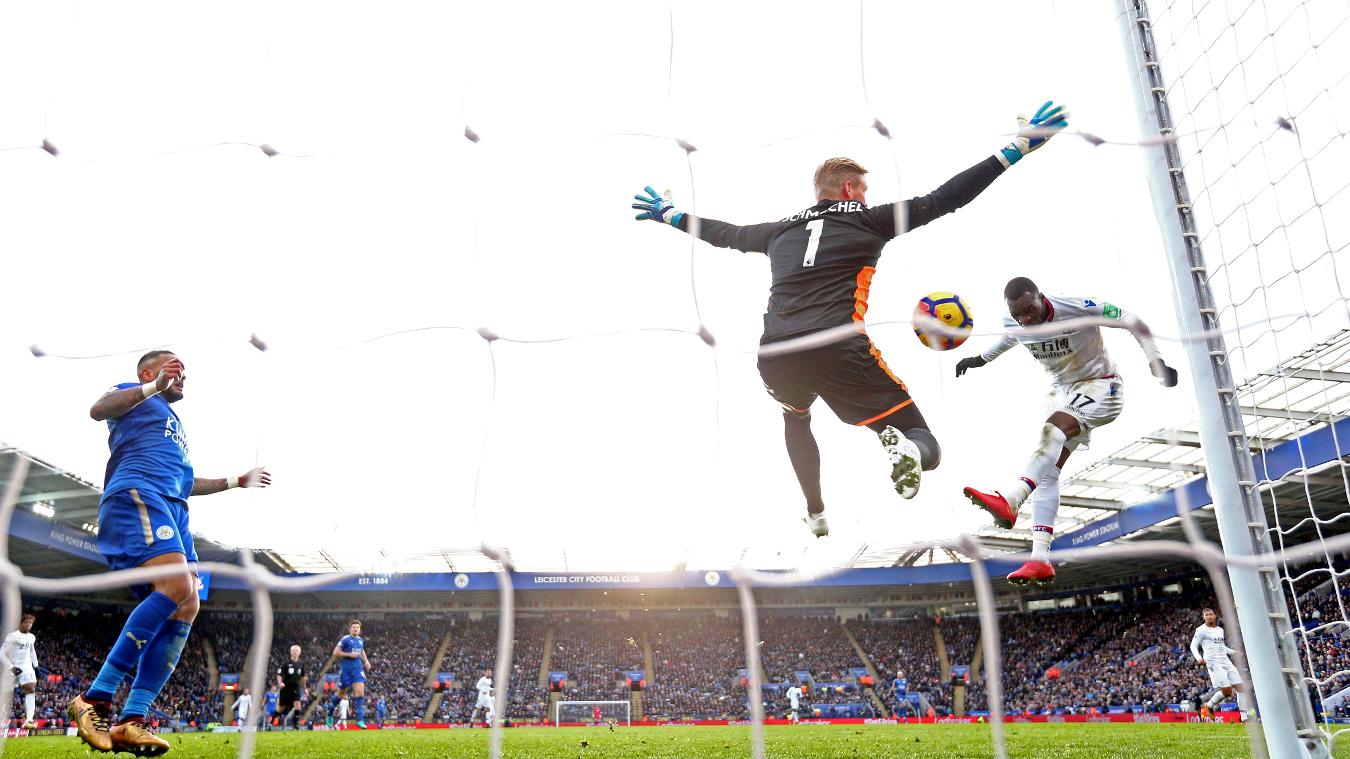 Leicester City 0-3 Crystal Palace: Thủ thành Kasper Schmeichel cố gắng cản phá pha dánh đầu của Christian Benteke.