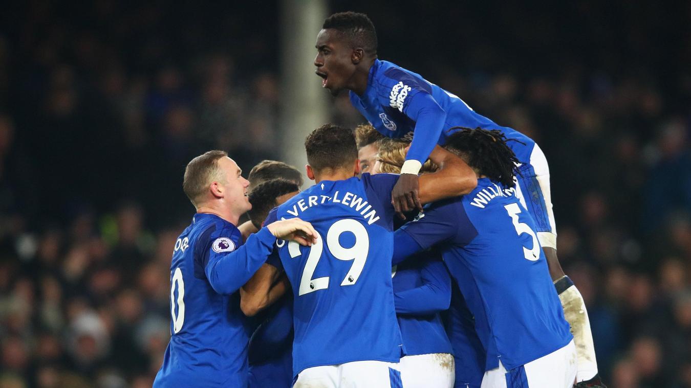 Everton 3-1 Swansea City: Everton đã giành được 12 điểm sau khi bị dẫn trước, nhiều hơn bất kỳ CLB nào khác. Cá nhân Rooney với 1 bàn thắng, 1 pha kiến tạo ở trận này đã vươn lên thứ 3 trong danh sách những cầu thủ có nhiều pha kiến tạo nhất lịch sử giải đấu với 103 pha dọn cỗ sau Cecs Fabregas (110) và Ryan Giggs (162). 5 vòng gần nhất, Rooney cũng ghi được tới 6 bàn thắng.