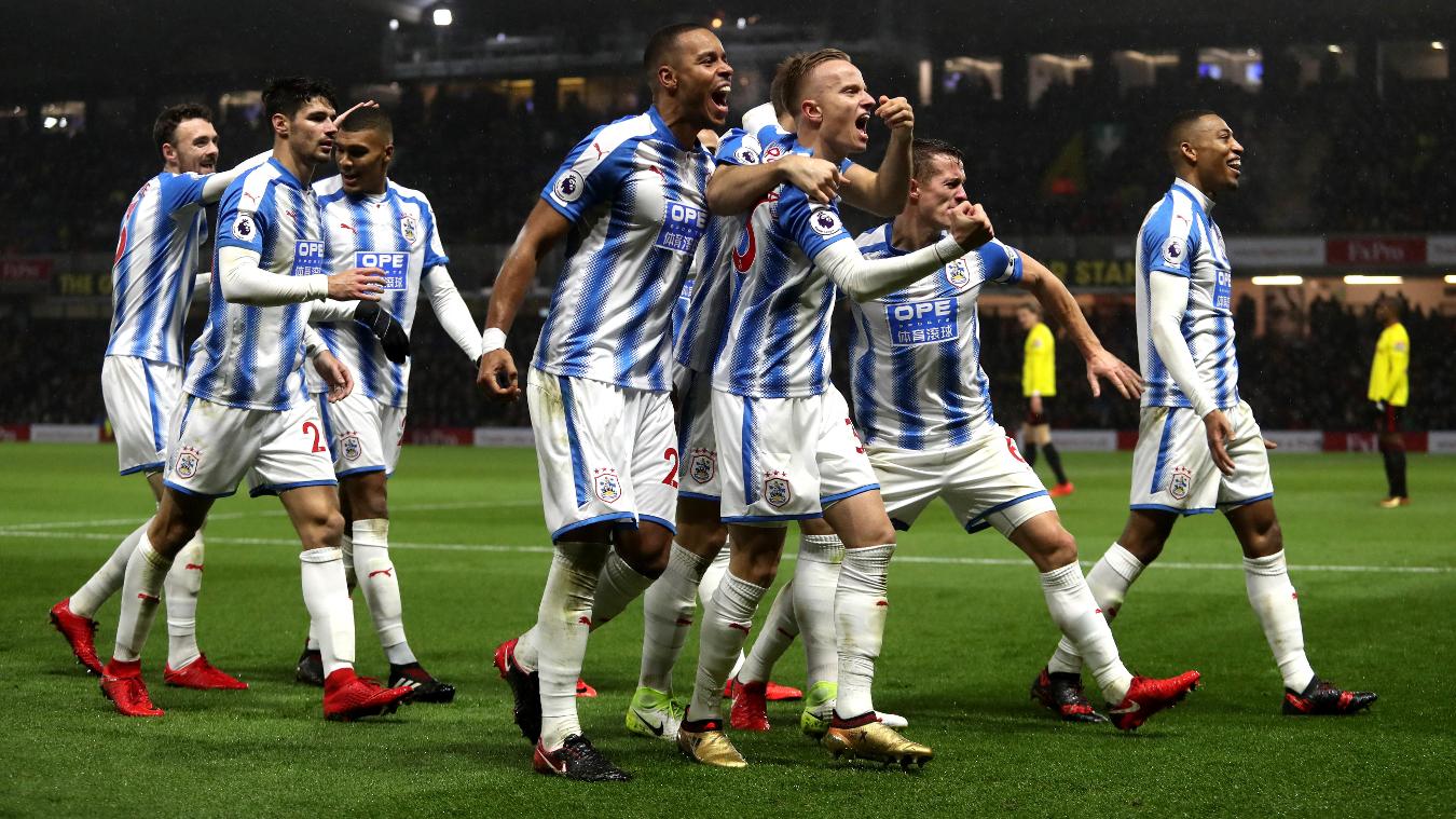 Watford 1-4 Huddersfield Town: Tân binh Premier League có chiến thắng ấn tượng trước Watford ngay trên sân khách.